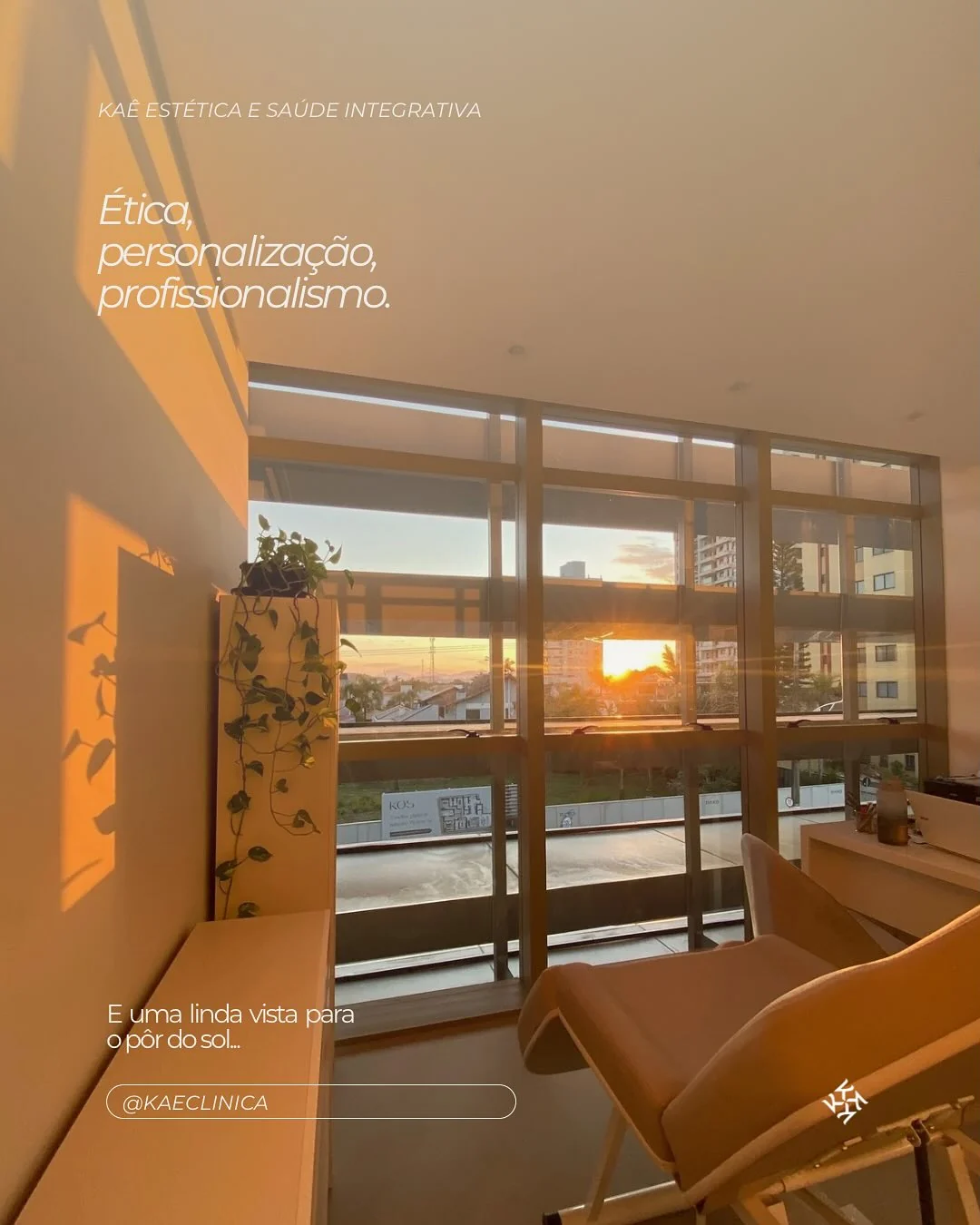 Sala de atendimento da Kaê com janela do piso ao teto e vista para o pôr do sol.